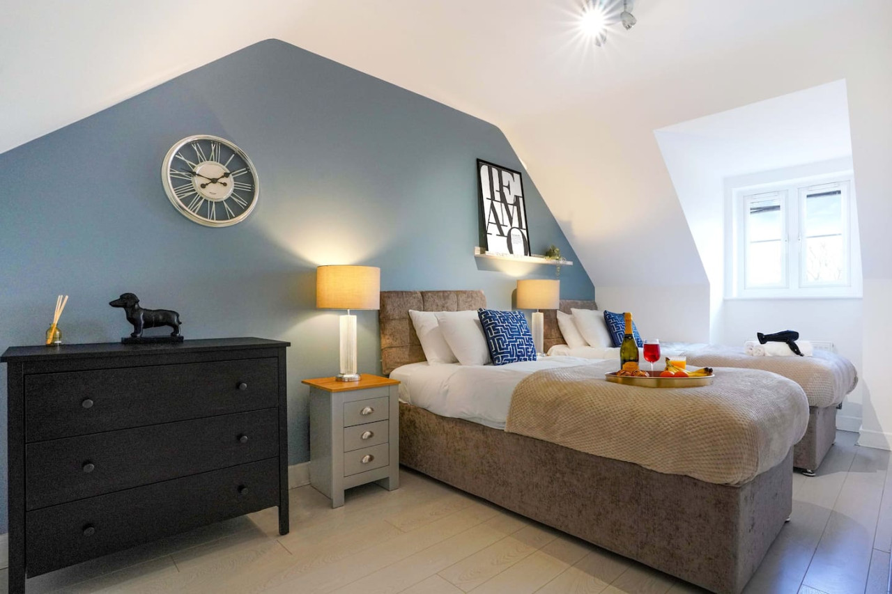 Stylish 6 Bedroom 3.5 Bathroom Detached House • Driveway Parking • Pool Table • Super-Fast Wifi • Smart TVs in 34 Ripley Road - Property image 13 - VivreStays