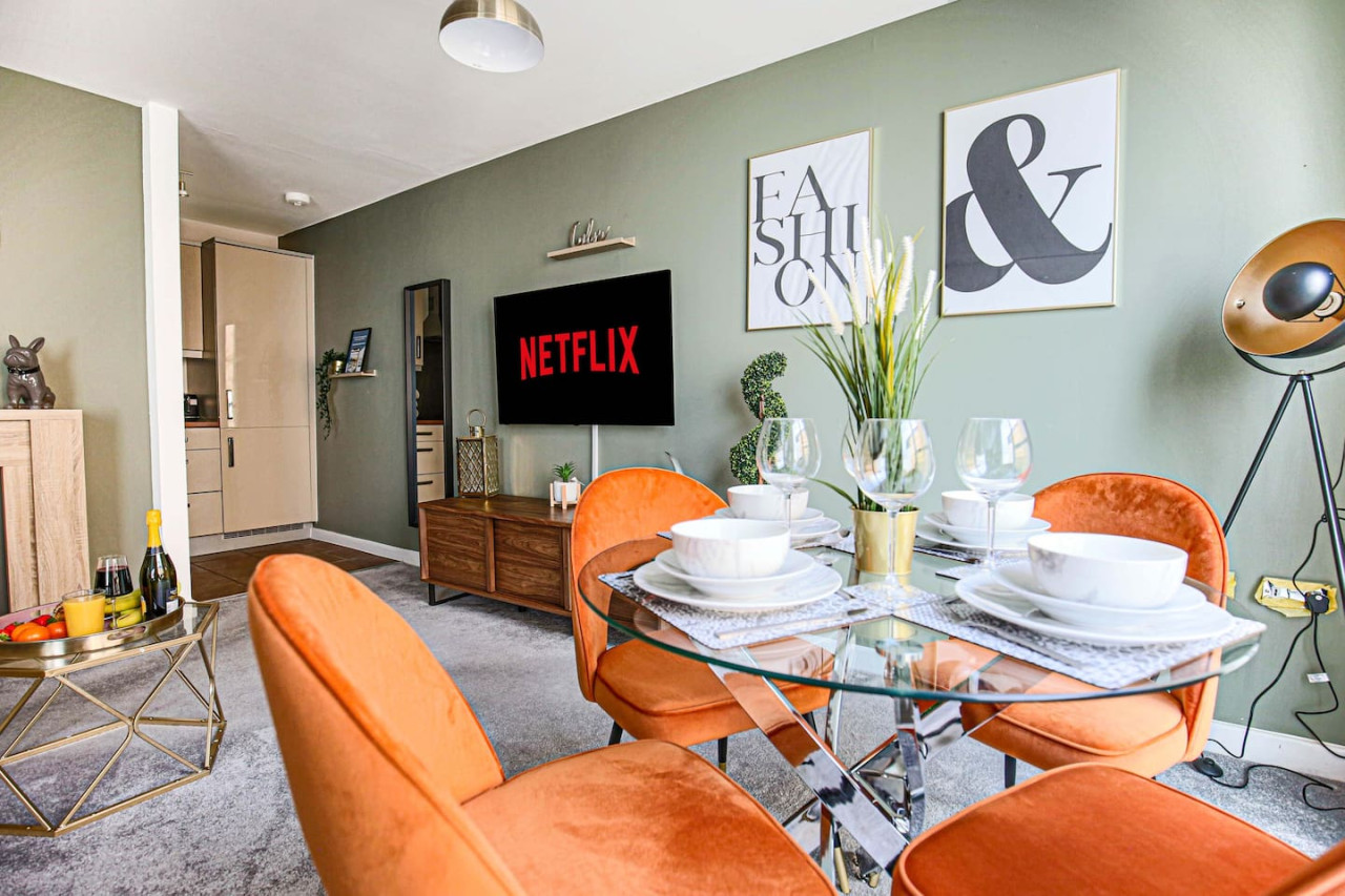Stylish Apartment @ The Hub • Secure Parking • Sky TV • Fast Wifi in Manhattan House, 401 Witan Gate - Property image 9 - VivreStays