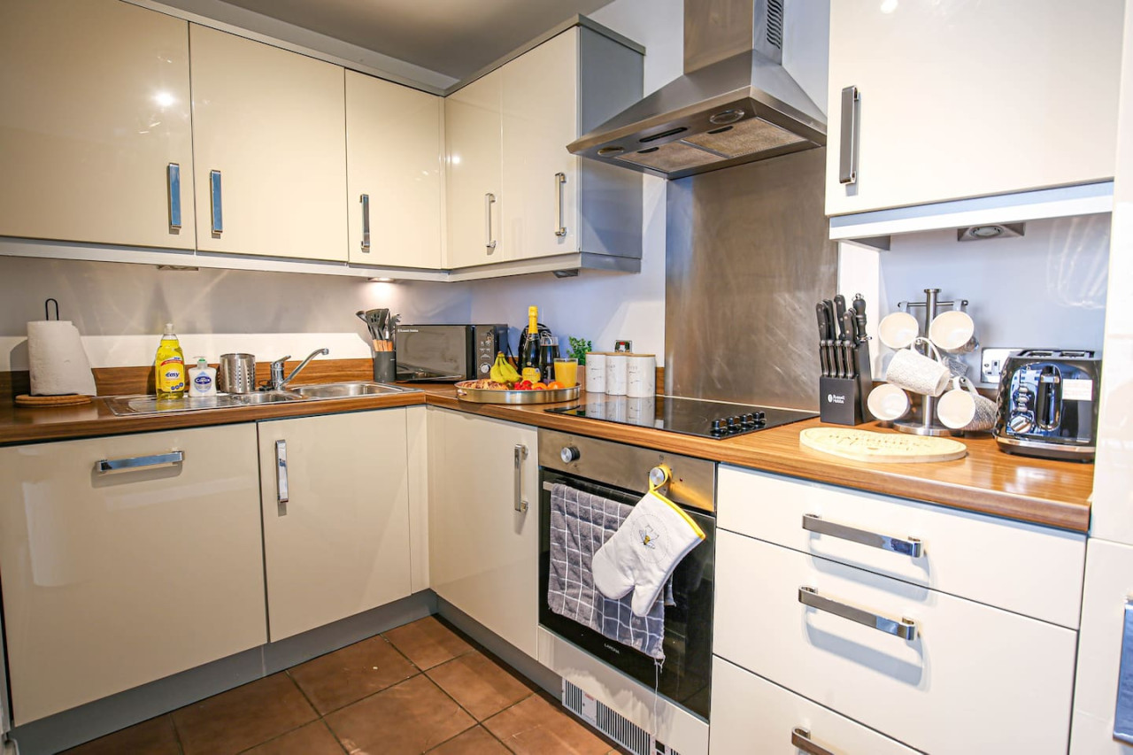 Stylish Apartment @ The Hub • Secure Parking • Sky TV • Fast Wifi in Manhattan House, 401 Witan Gate - Property image 13 - VivreStays