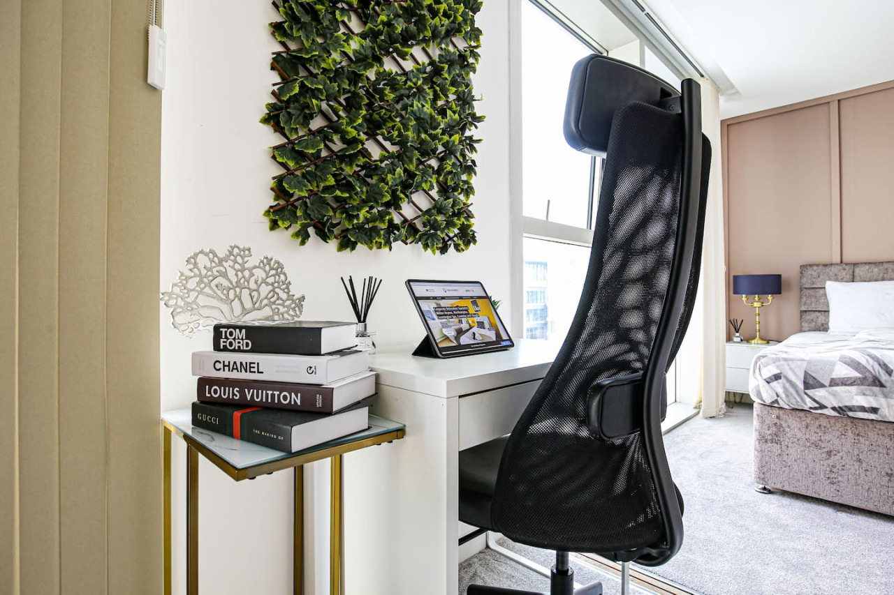 Stylish Apartment @ The Hub • Secure Parking • Sky TV • Fast Wifi in Manhattan House, 401 Witan Gate - Property image 11 - VivreStays