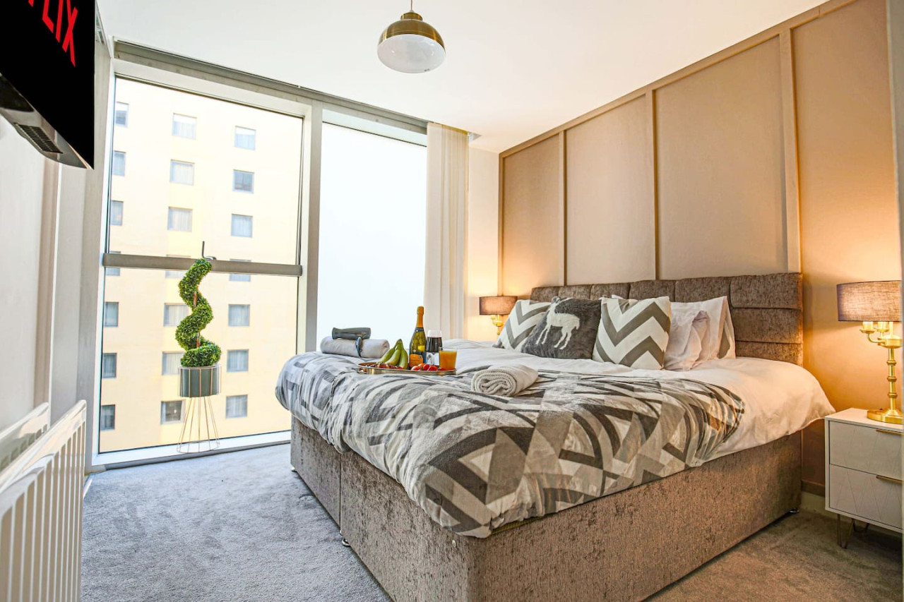 Stylish Apartment @ The Hub • Secure Parking • Sky TV • Fast Wifi in Manhattan House, 401 Witan Gate - Property image 4 - VivreStays