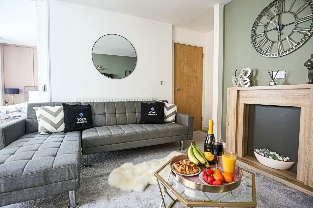 Stylish Apartment @ The Hub • Secure Parking • Sky TV • Fast Wifi in Manhattan House, 401 Witan Gate - Property image 8 - VivreStays