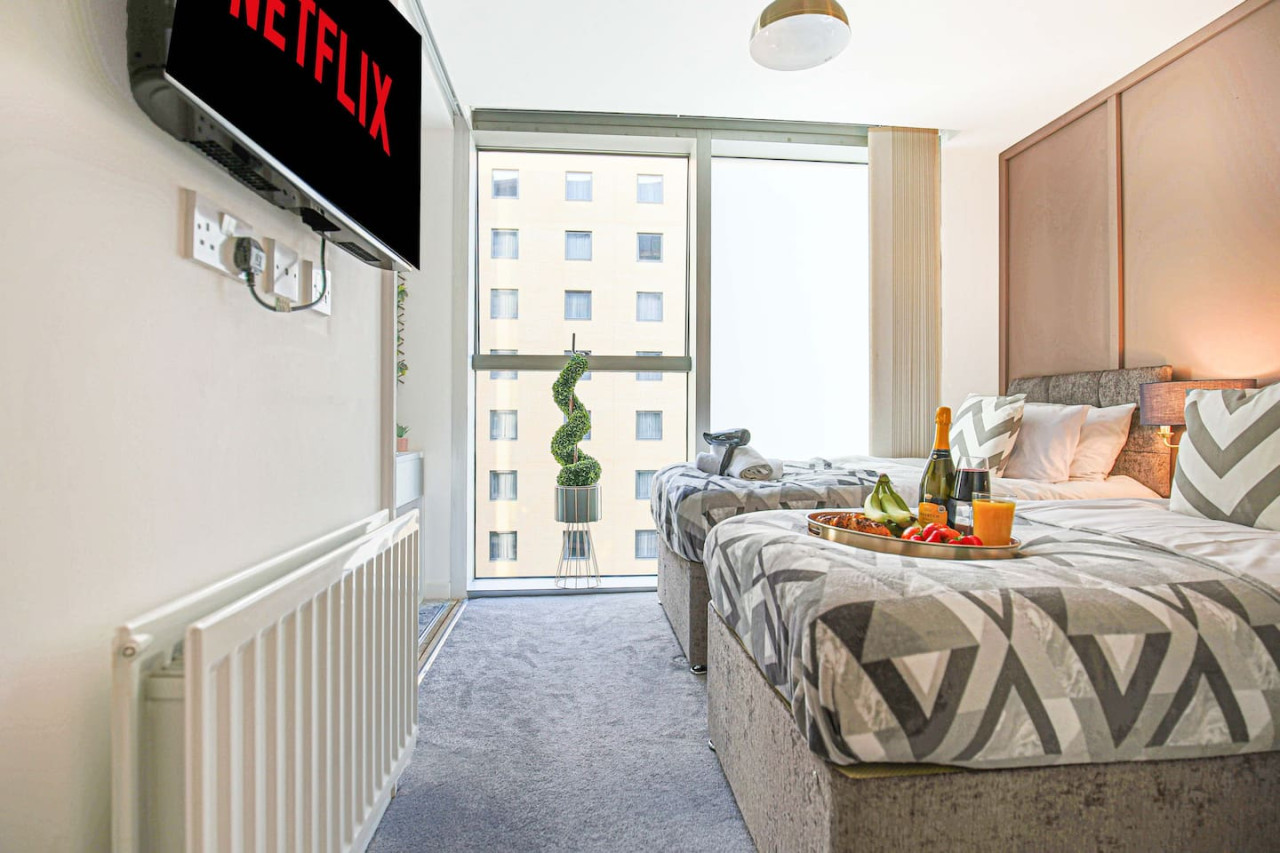 Stylish Apartment @ The Hub • Secure Parking • Sky TV • Fast Wifi in Manhattan House, 401 Witan Gate - Property image 2 - VivreStays