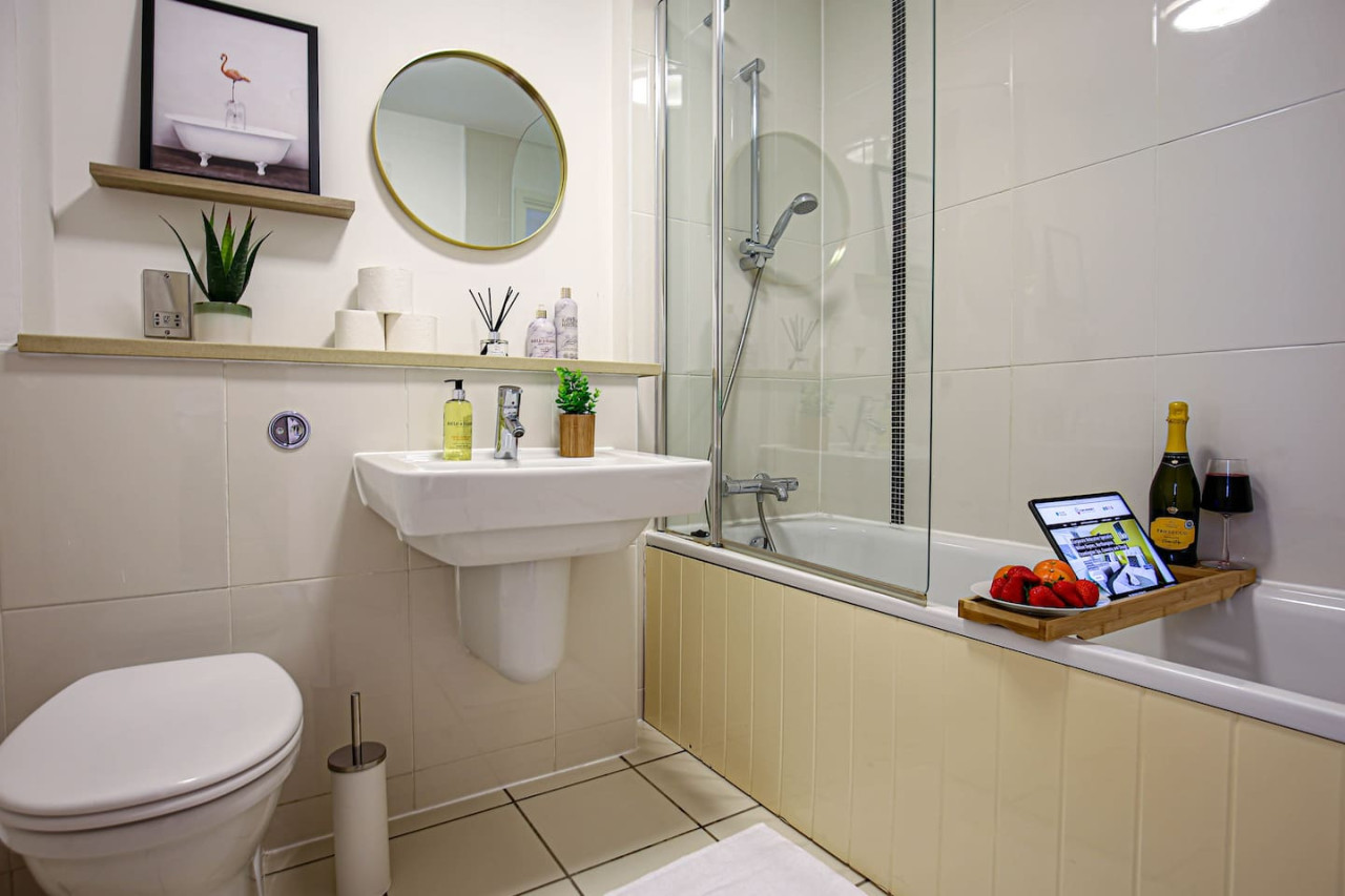 Stylish Apartment @ The Hub • Secure Parking • Sky TV • Fast Wifi in Manhattan House, 401 Witan Gate - Property image 15 - VivreStays