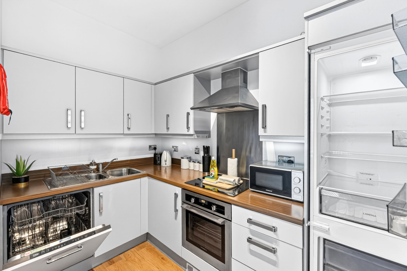 Penthouse Apartment @ The Hub • Skyline Views • Free Parking • Smart TVs • Fast Wifi in Rillaton Walk Flat 30 Staten House - Property image 14 - VivreStays