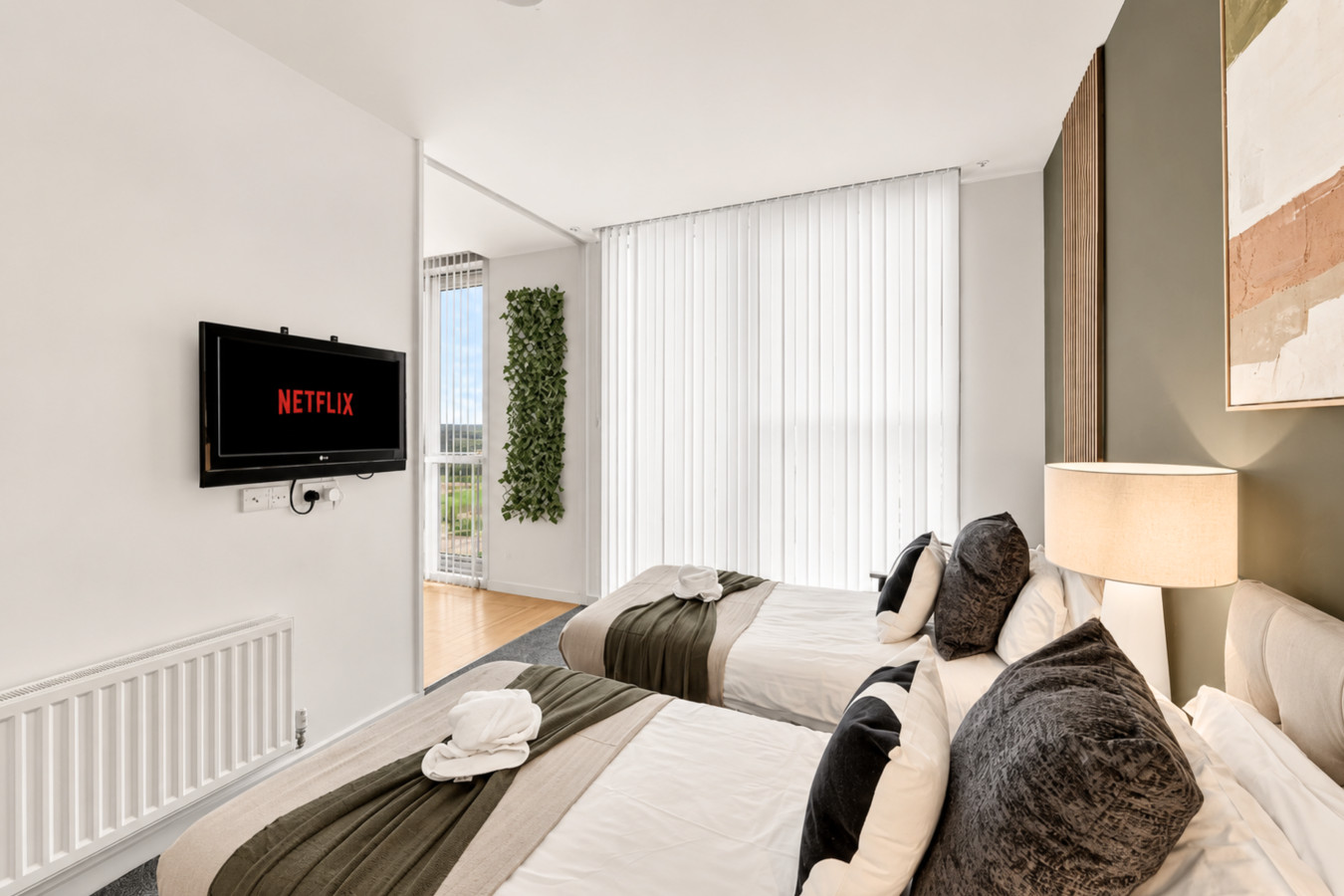 Penthouse Apartment @ The Hub • Skyline Views • Free Parking • Smart TVs • Fast Wifi in Rillaton Walk Flat 30 Staten House - Property image 3 - VivreStays