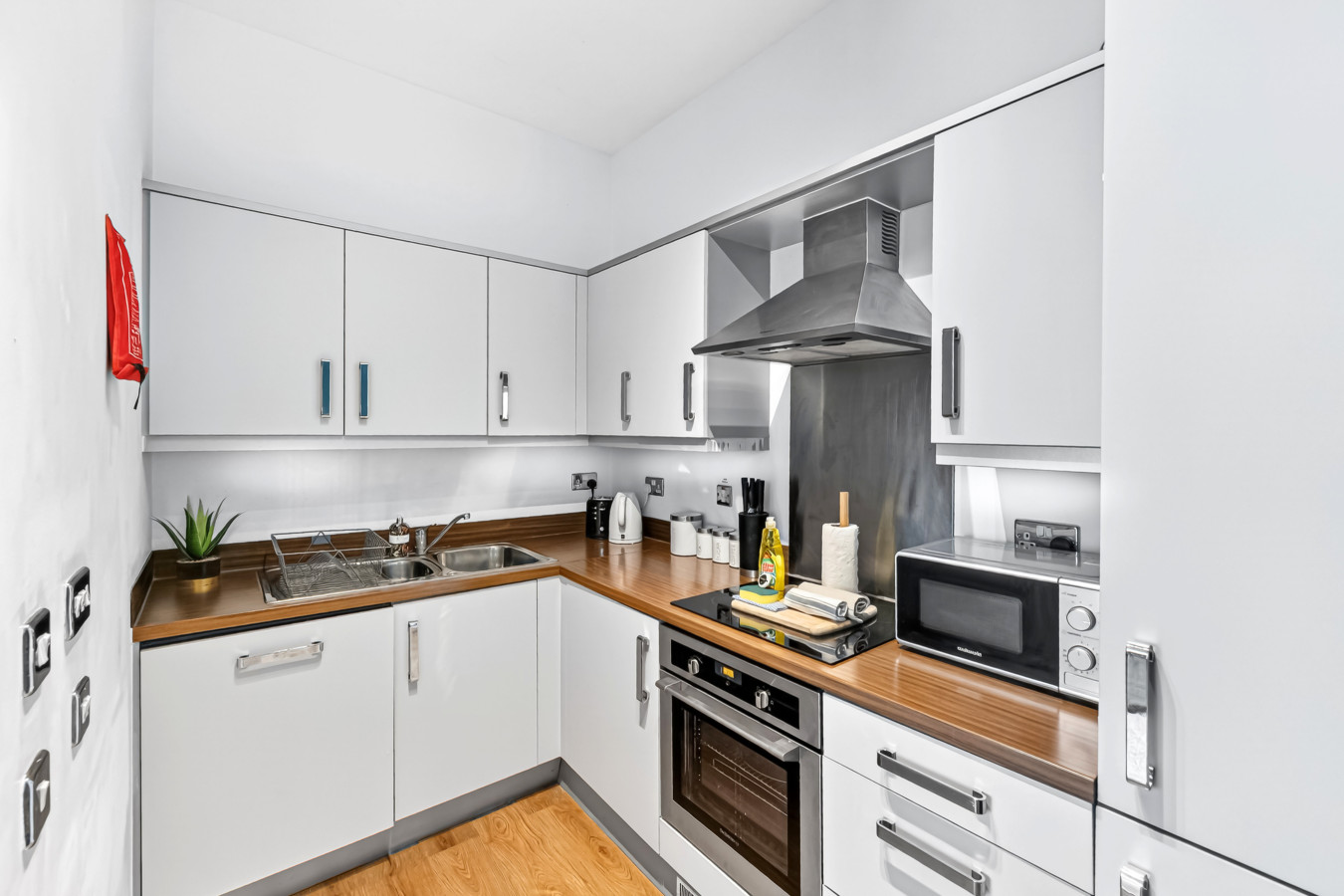 Penthouse Apartment @ The Hub • Skyline Views • Free Parking • Smart TVs • Fast Wifi in Rillaton Walk Flat 30 Staten House - Property image 13 - VivreStays