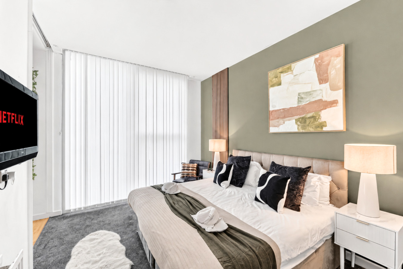 Penthouse Apartment @ The Hub • Skyline Views • Free Parking • Smart TVs • Fast Wifi in Rillaton Walk Flat 30 Staten House - Property image 4 - VivreStays