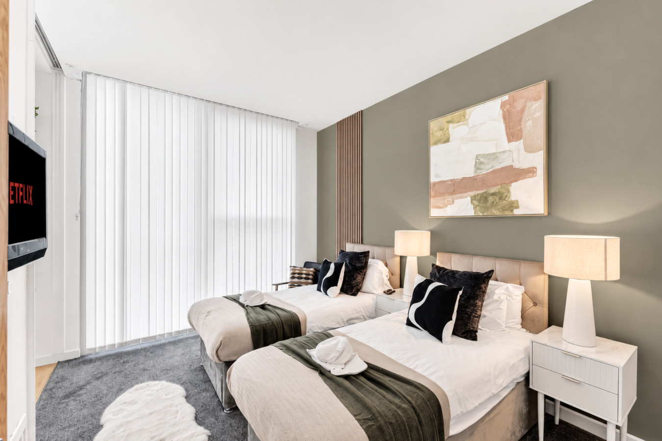 Penthouse Apartment @ The Hub • Skyline Views • Free Parking • Smart TVs • Fast Wifi in Rillaton Walk Flat 30 Staten House - Property image 2 - VivreStays