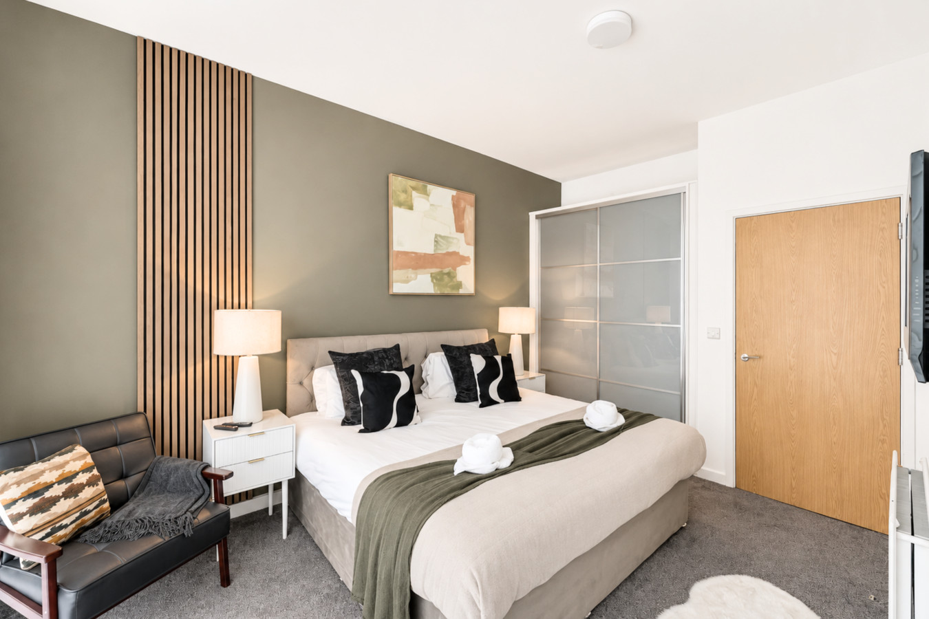 Penthouse Apartment @ The Hub • Skyline Views • Free Parking • Smart TVs • Fast Wifi in Rillaton Walk Flat 30 Staten House - Property image 5 - VivreStays