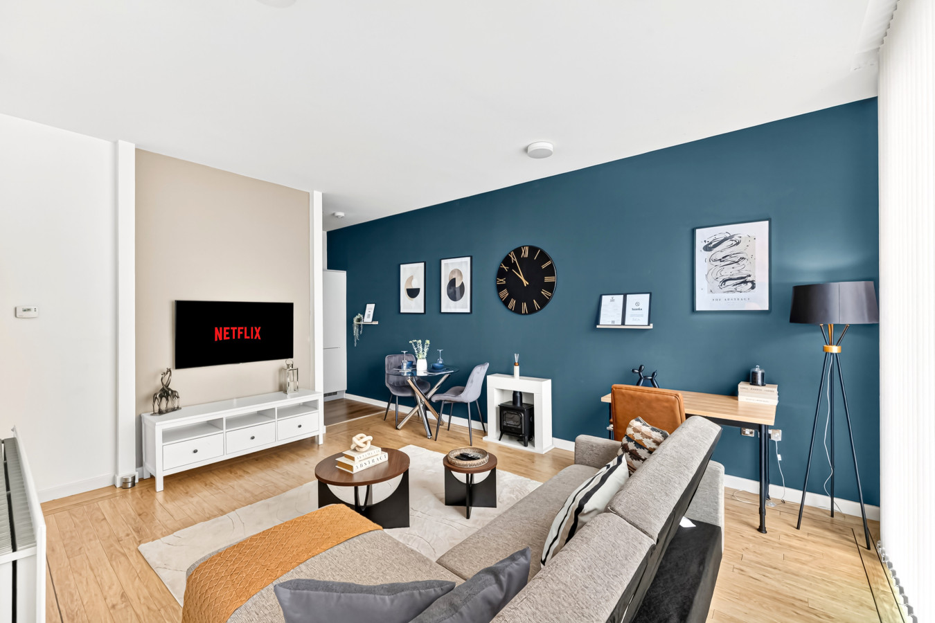Penthouse Apartment @ The Hub • Skyline Views • Free Parking • Smart TVs • Fast Wifi in Rillaton Walk Flat 30 Staten House - Property image 9 - VivreStays