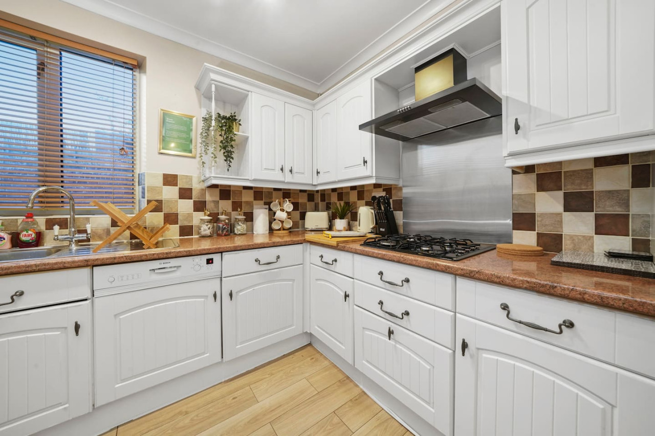 5 Bedroom House with Parking, Smart TVs & Garden in 45 Adams Avenue - Property image 28 - VivreStays