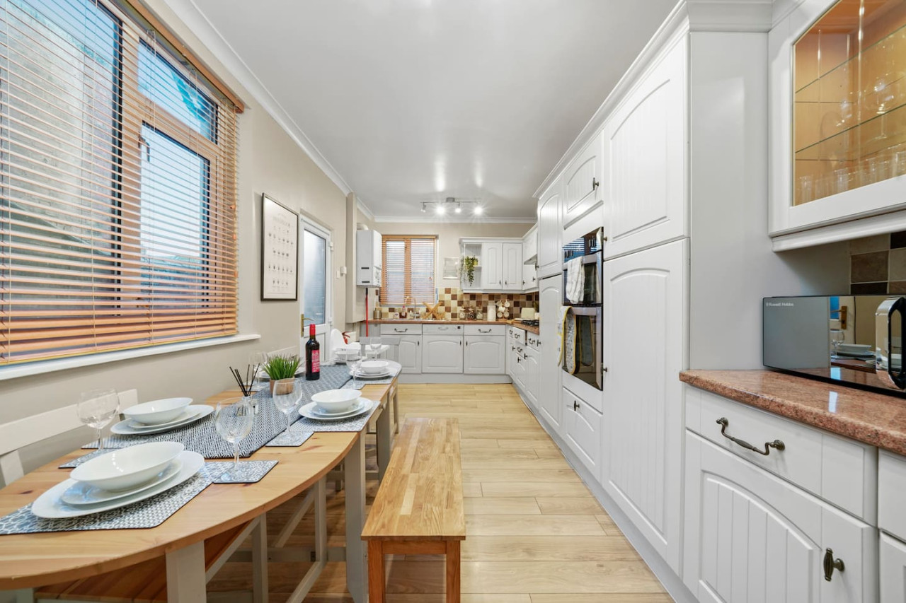 5 Bedroom House with Parking, Smart TVs & Garden in 45 Adams Avenue - Property image 27 - VivreStays