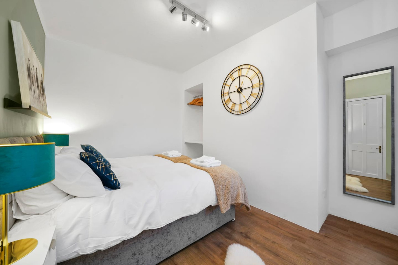5 Bedroom House with Parking, Smart TVs & Garden in 45 Adams Avenue - Property image 7 - VivreStays