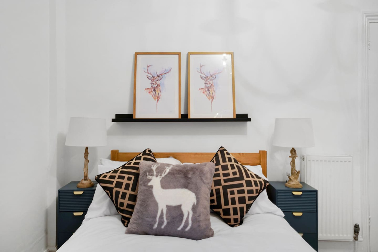5 Bedroom House with Parking, Smart TVs & Garden in 45 Adams Avenue - Property image 14 - VivreStays