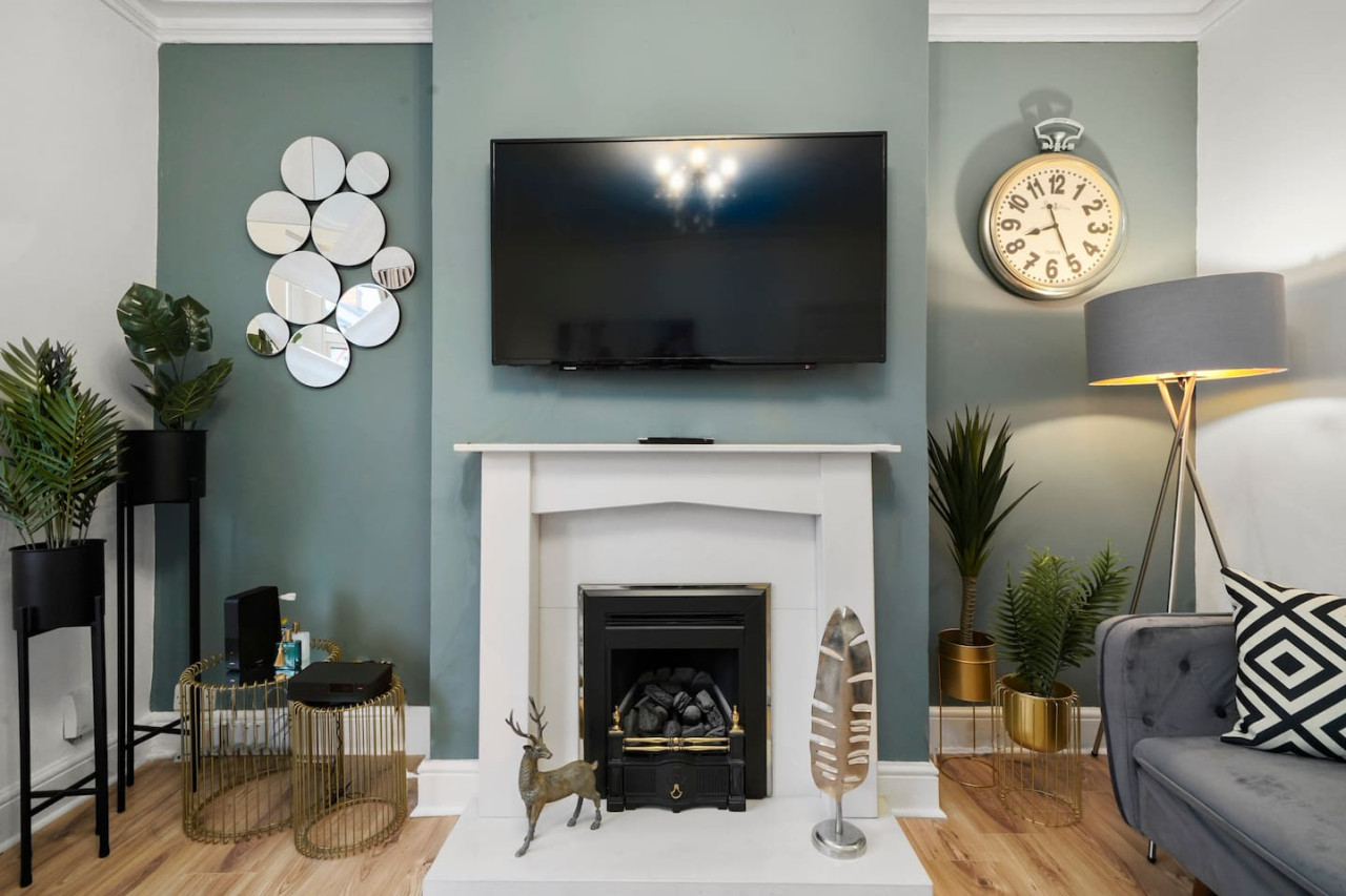 5 Bedroom House with Parking, Smart TVs & Garden in 45 Adams Avenue - Property image 26 - VivreStays