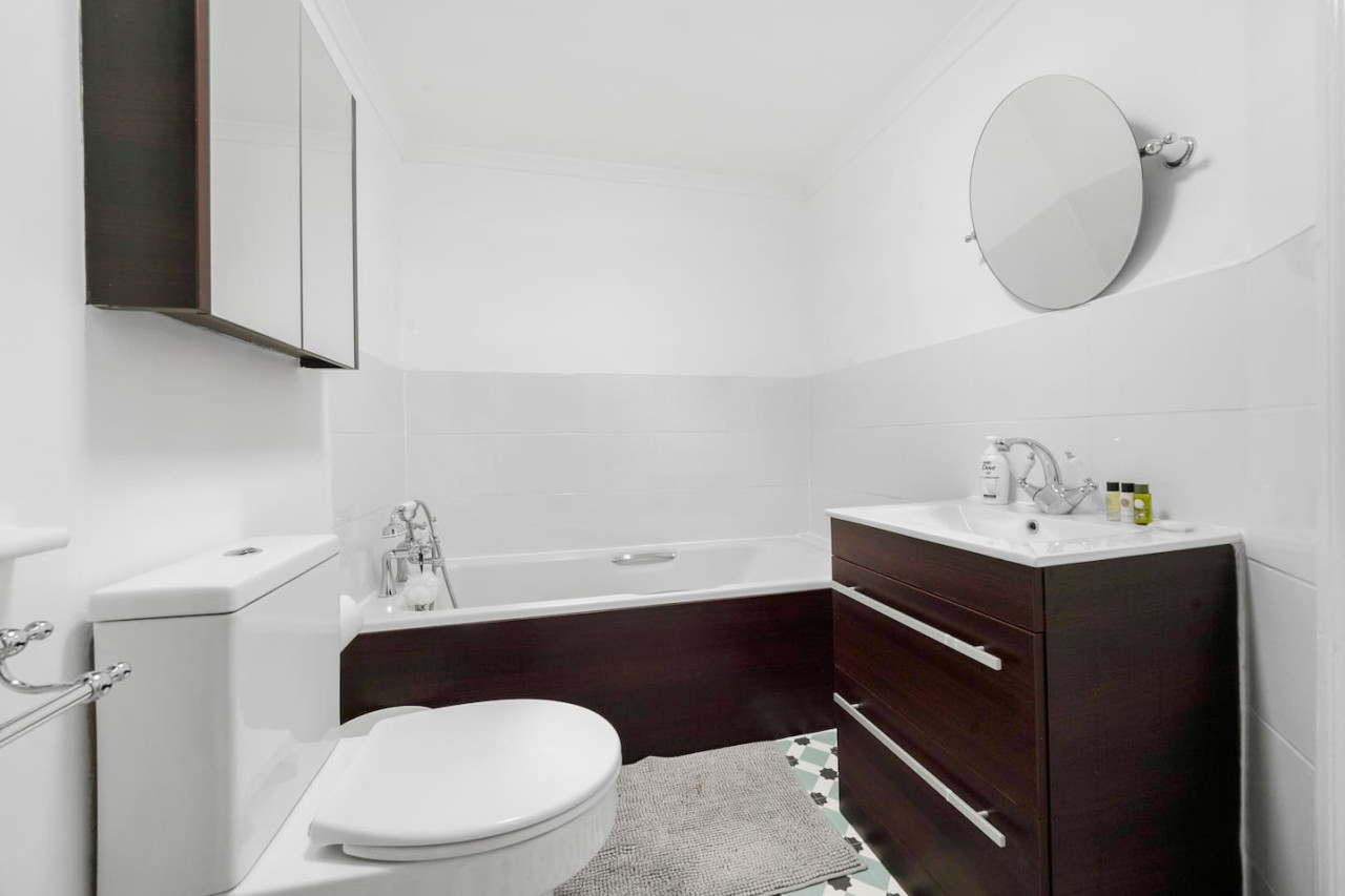 5 Bedroom House with Parking, Smart TVs & Garden in 45 Adams Avenue - Property image 21 - VivreStays