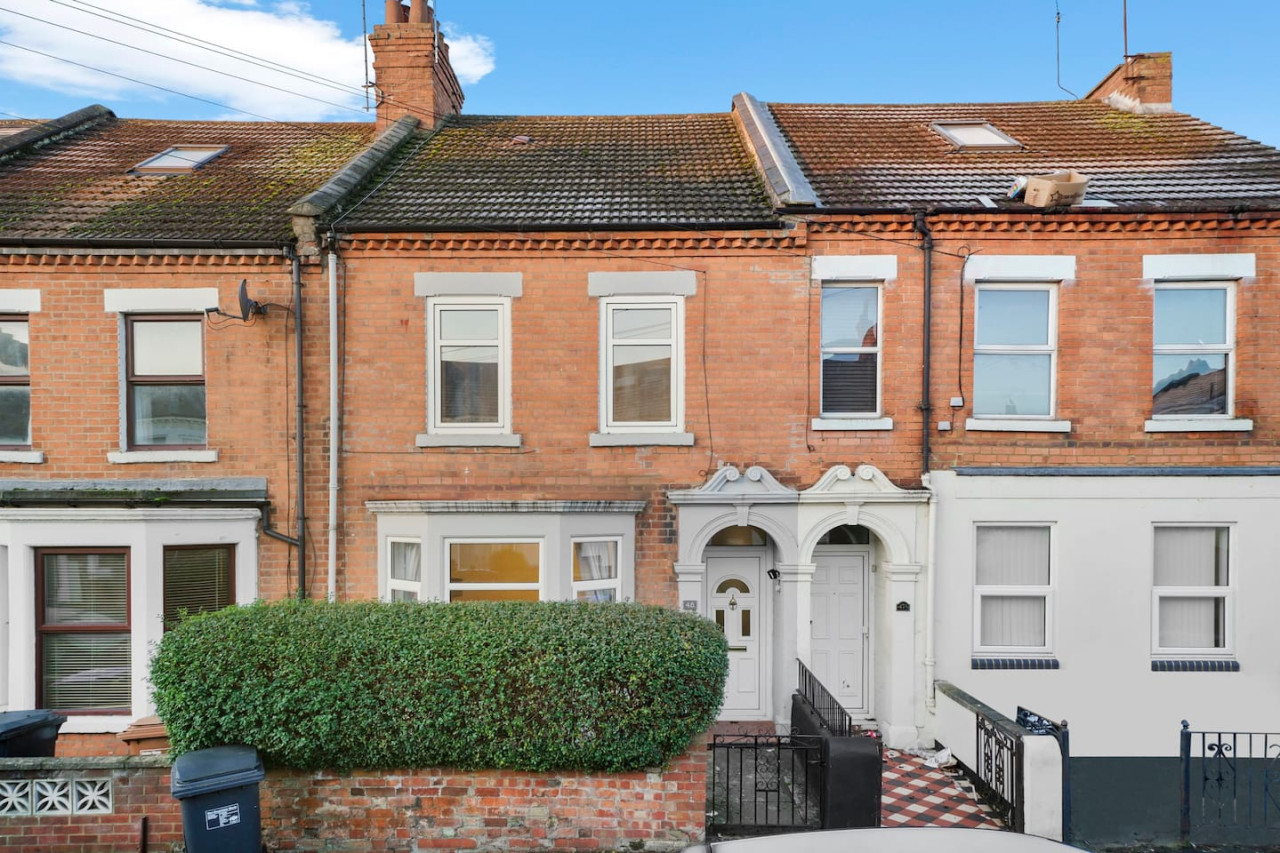 5 Bedroom House with Parking, Smart TVs & Garden in 45 Adams Avenue - Property image 30 - VivreStays