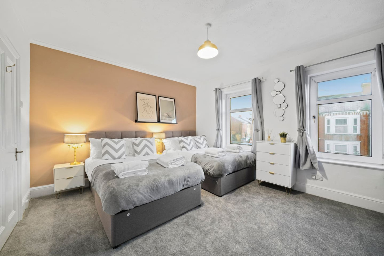 5 Bedroom House with Parking, Smart TVs & Garden in 45 Adams Avenue - Property image 2 - VivreStays
