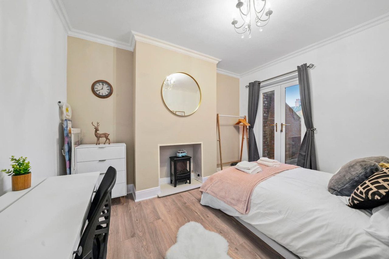 5 Bedroom House with Parking, Smart TVs & Garden in 45 Adams Avenue - Property image 15 - VivreStays