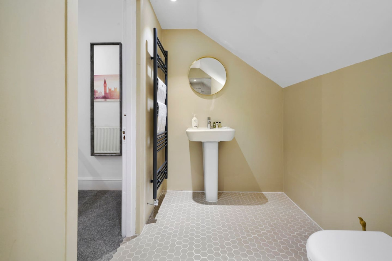 5 Bedroom House with Parking, Smart TVs & Garden in 45 Adams Avenue - Property image 17 - VivreStays