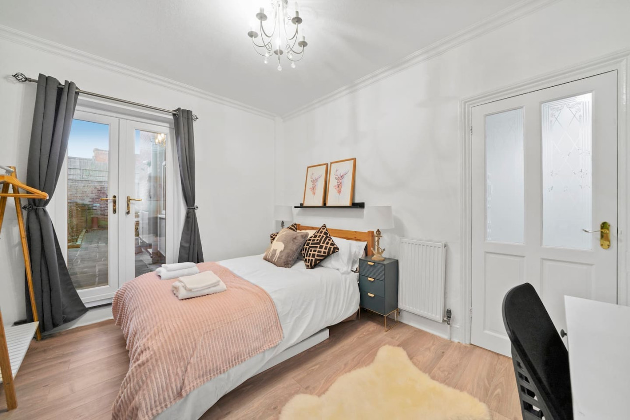 5 Bedroom House with Parking, Smart TVs & Garden in 45 Adams Avenue - Property image 13 - VivreStays