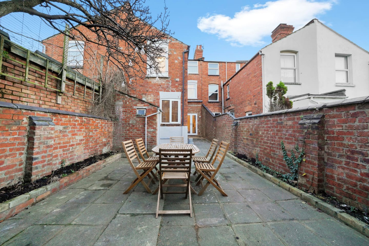 5 Bedroom House with Parking, Smart TVs & Garden in 45 Adams Avenue - Property image 29 - VivreStays
