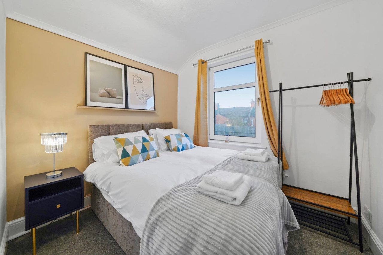 5 Bedroom House with Parking, Smart TVs & Garden in 45 Adams Avenue - Property image 11 - VivreStays