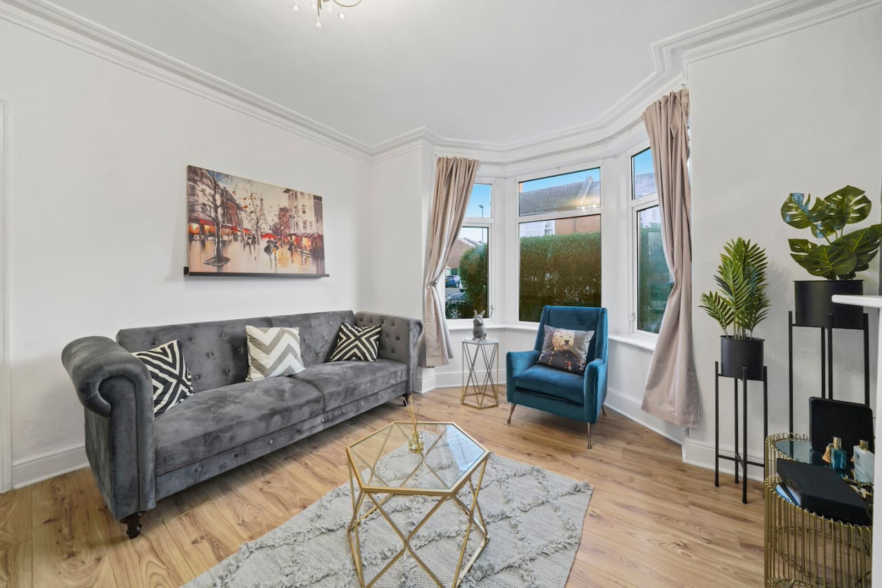 5 Bedroom House with Parking, Smart TVs & Garden in 45 Adams Avenue - Property image 24 - VivreStays