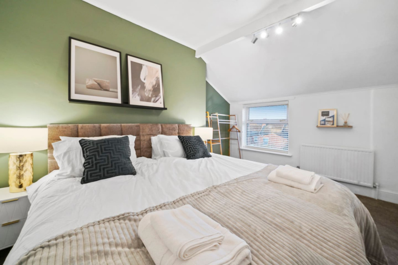 5 Bedroom House with Parking, Smart TVs & Garden in 45 Adams Avenue - Property image 9 - VivreStays