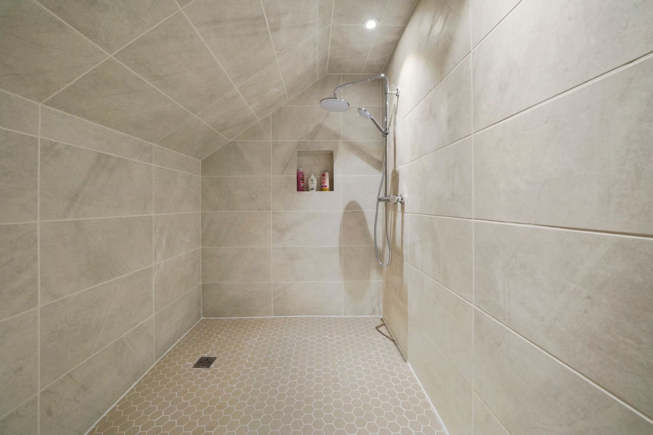 5 Bedroom House with Parking, Smart TVs & Garden in 45 Adams Avenue - Property image 16 - VivreStays