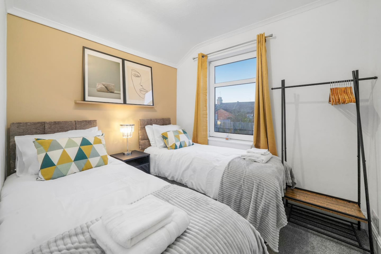 5 Bedroom House with Parking, Smart TVs & Garden in 45 Adams Avenue - Property image 10 - VivreStays