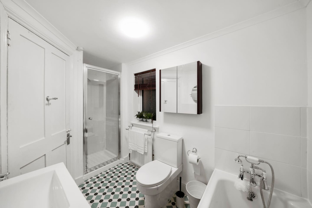 5 Bedroom House with Parking, Smart TVs & Garden in 45 Adams Avenue - Property image 20 - VivreStays