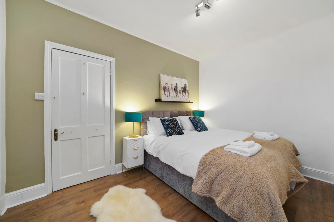 5 Bedroom House with Parking, Smart TVs & Garden in 45 Adams Avenue - Property image 5 - VivreStays