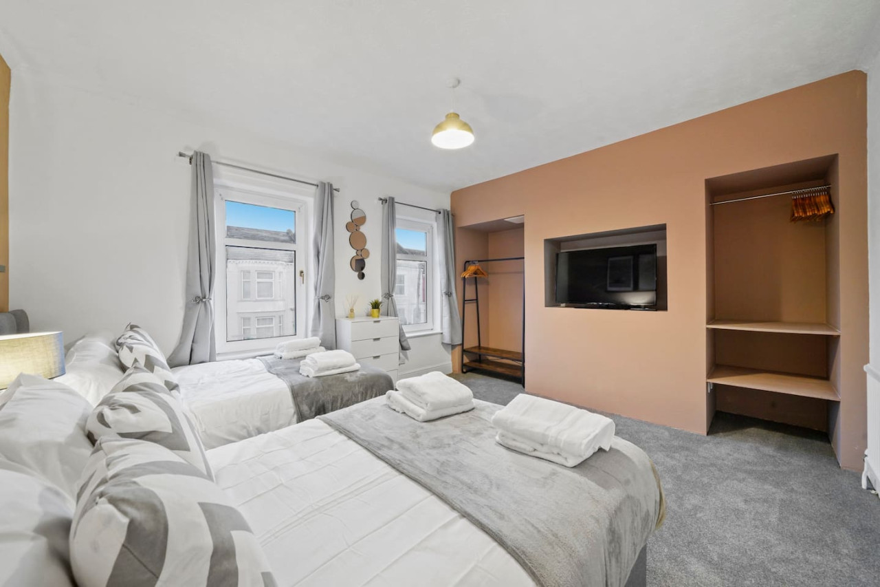 5 Bedroom House with Parking, Smart TVs & Garden in 45 Adams Avenue - Property image 4 - VivreStays