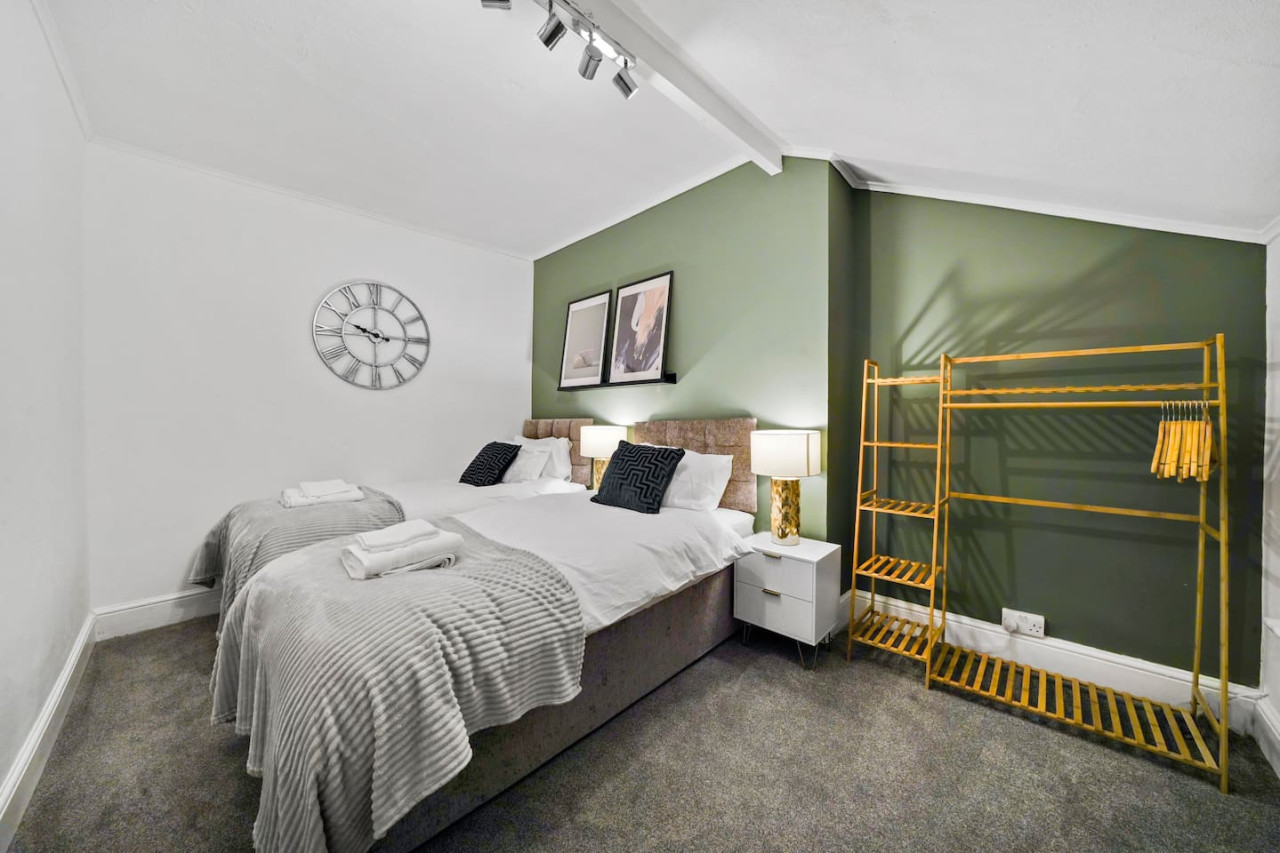 5 Bedroom House with Parking, Smart TVs & Garden in 45 Adams Avenue - Property image 8 - VivreStays