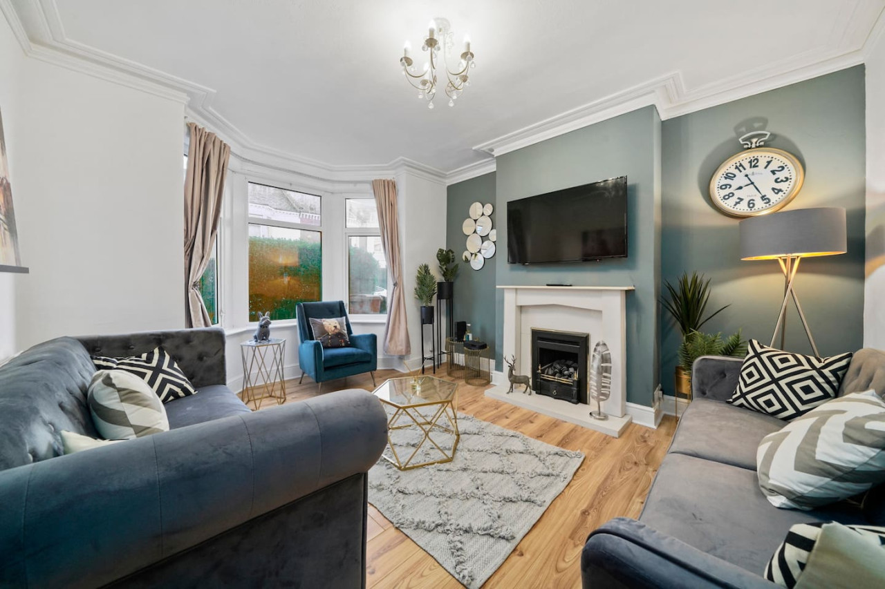 5 Bedroom House with Parking, Smart TVs & Garden in 45 Adams Avenue - Property image 23 - VivreStays