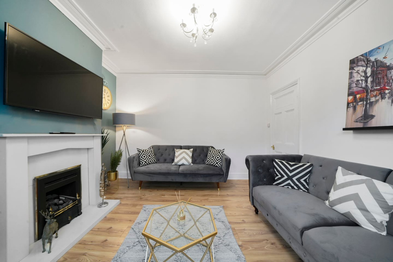 5 Bedroom House with Parking, Smart TVs & Garden in 45 Adams Avenue - Property image 25 - VivreStays