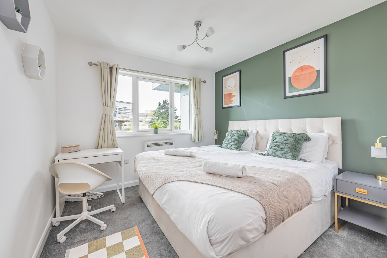 City Centre Apartment • Free Parking • Smart TV • Fast WiFI • Self-Check-In in Conisbrough Keep - Property image 4 - VivreStays