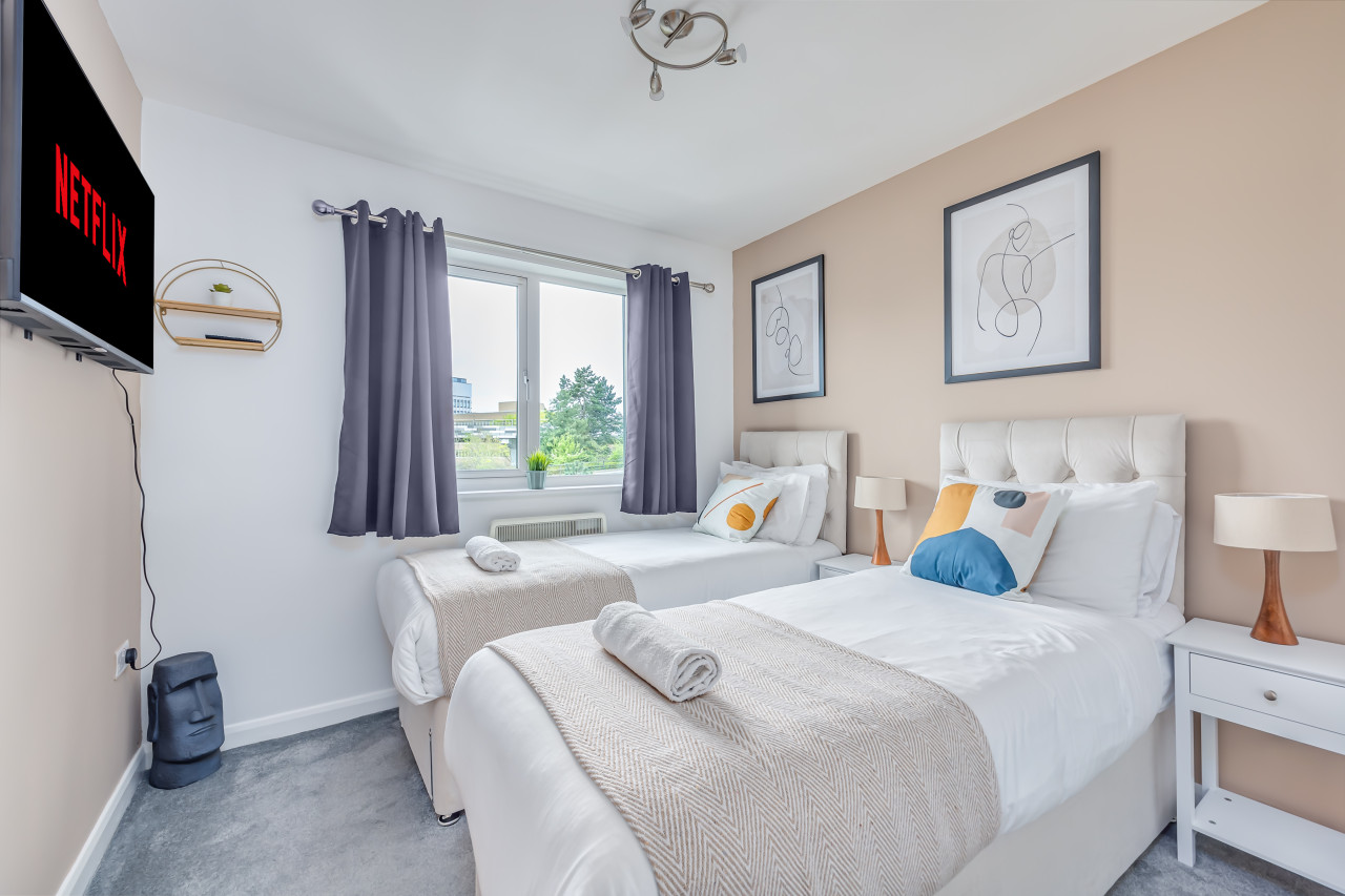 City Centre Apartment • Free Parking • Smart TV • Fast WiFI • Self-Check-In in Conisbrough Keep - Property image 5 - VivreStays