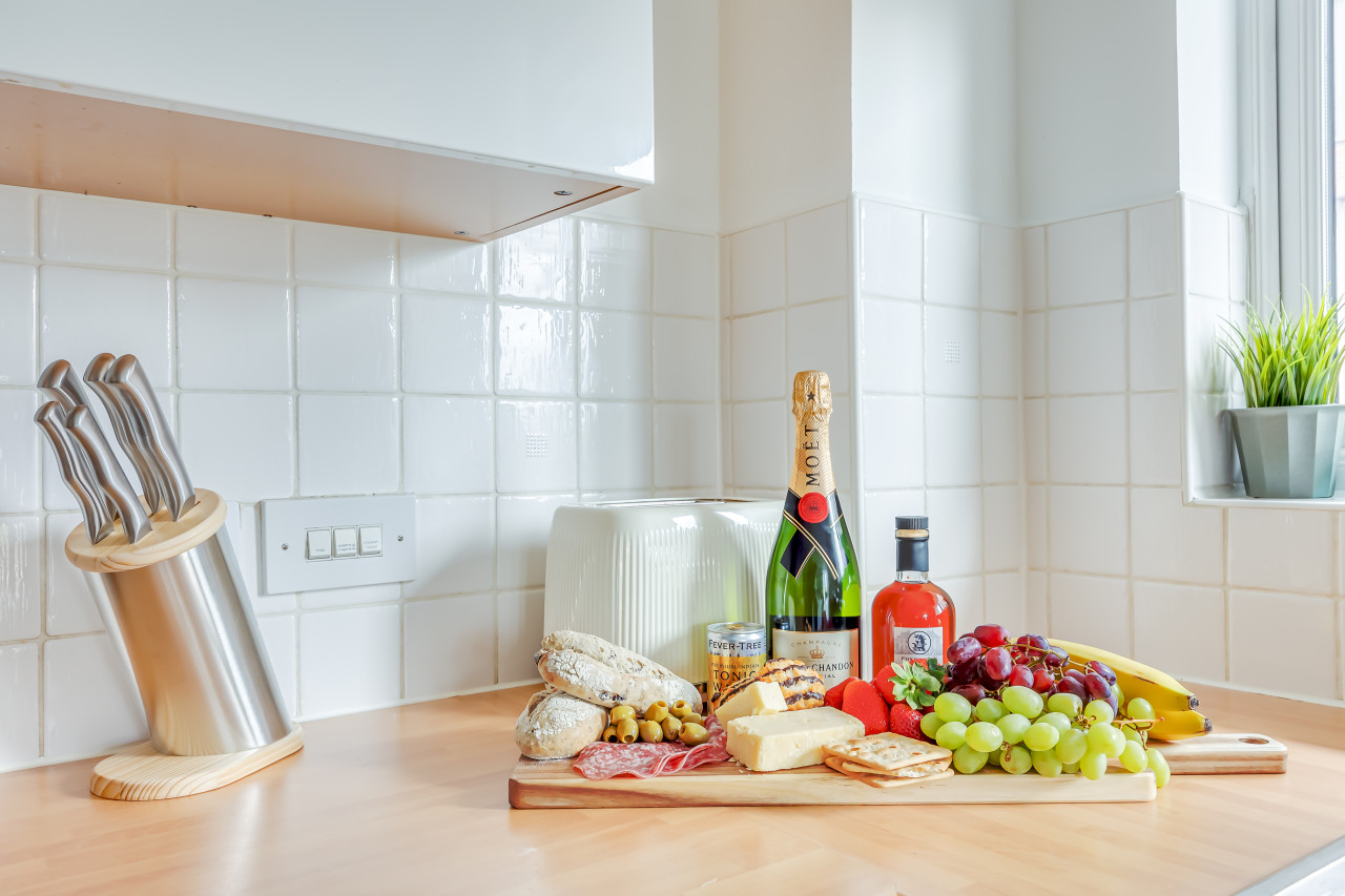 City Centre Apartment • Free Parking • Smart TV • Fast WiFI • Self-Check-In in Conisbrough Keep - Property image 17 - VivreStays