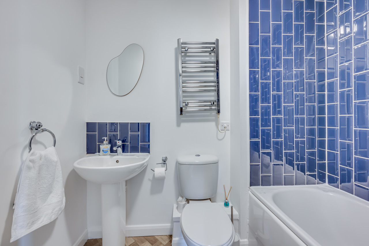 City Centre Apartment • Free Parking • Smart TV • Fast WiFI • Self-Check-In in Conisbrough Keep - Property image 8 - VivreStays