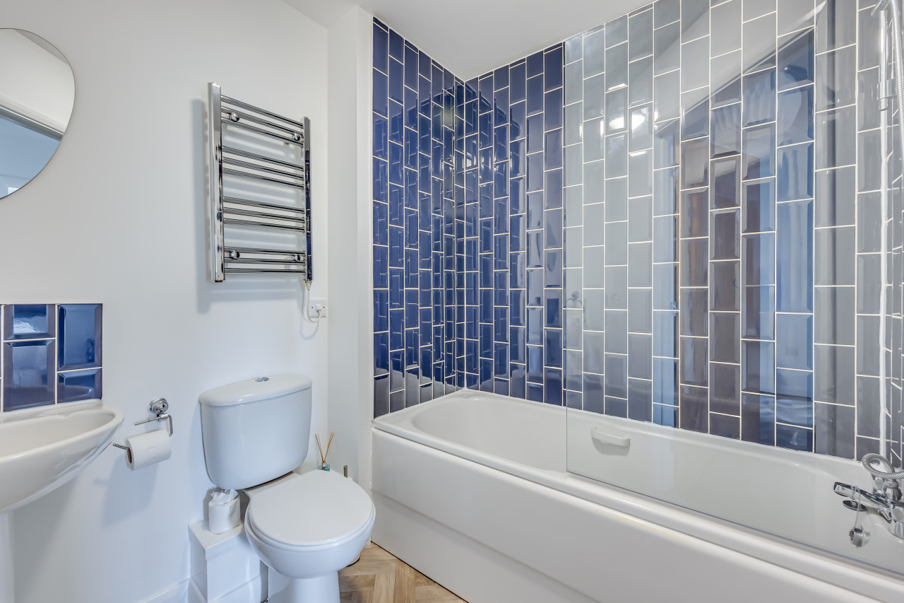 City Centre Apartment • Free Parking • Smart TV • Fast WiFI • Self-Check-In in Conisbrough Keep - Property image 9 - VivreStays