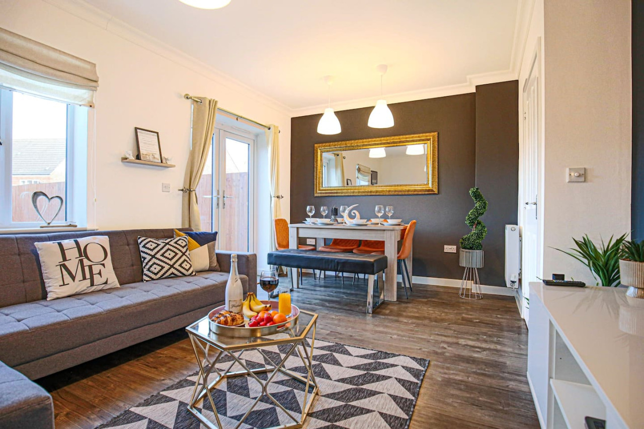Stylish 4 Bedroom House • Free Parking • Fast Wifi • Smart TV • Garden • Self-Check-In in 88 Fonda Meadows - Property image 20 - VivreStays