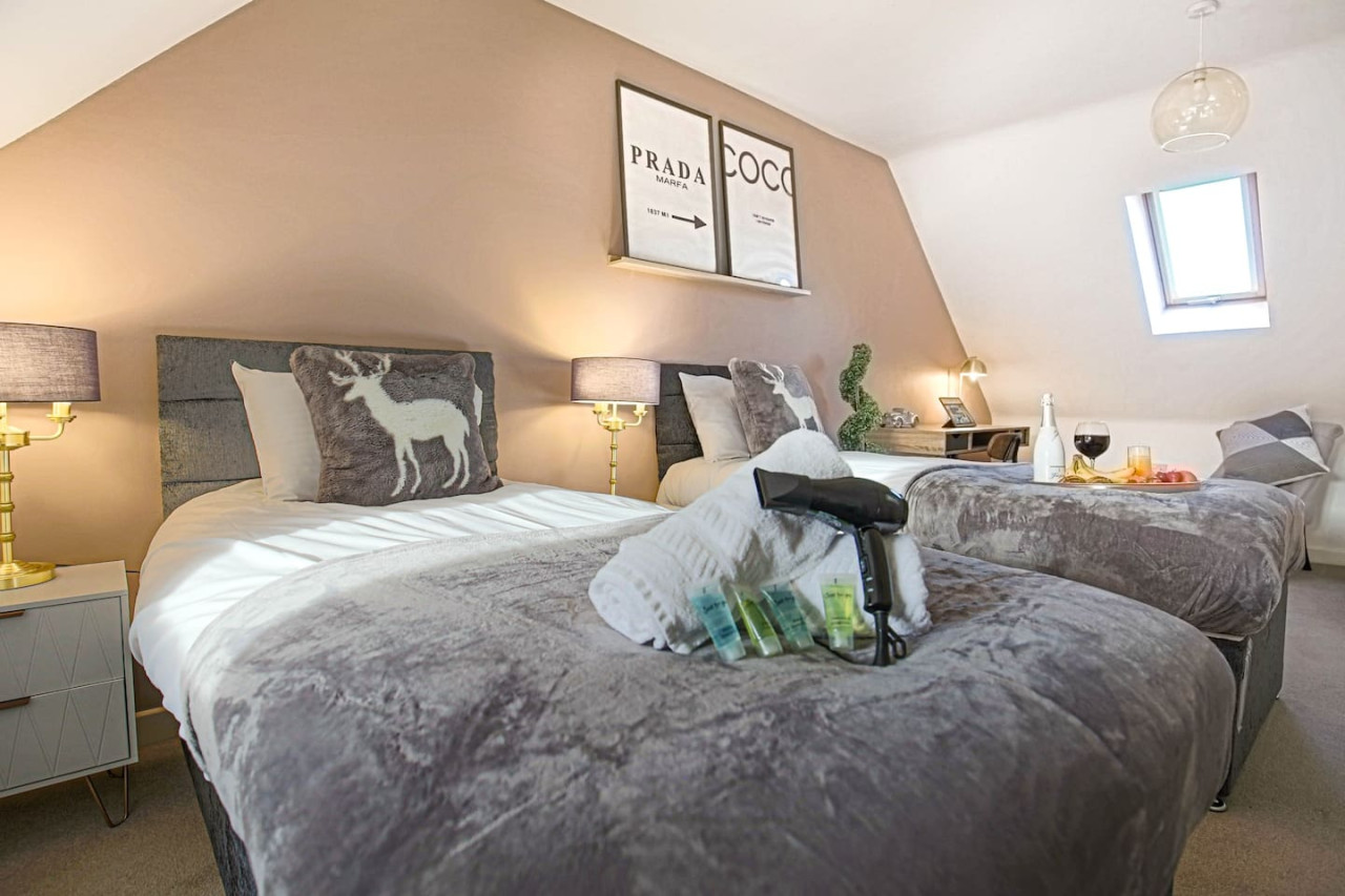 Stylish 4 Bedroom House • Free Parking • Fast Wifi • Smart TV • Garden • Self-Check-In in 88 Fonda Meadows - Property image 3 - VivreStays