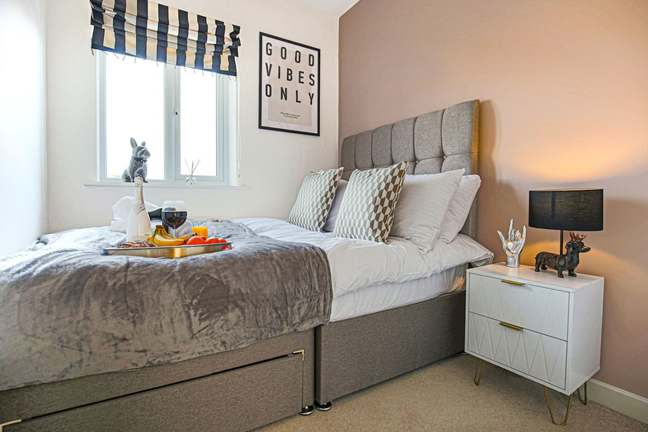 Stylish 4 Bedroom House • Free Parking • Fast Wifi • Smart TV • Garden • Self-Check-In in 88 Fonda Meadows - Property image 13 - VivreStays