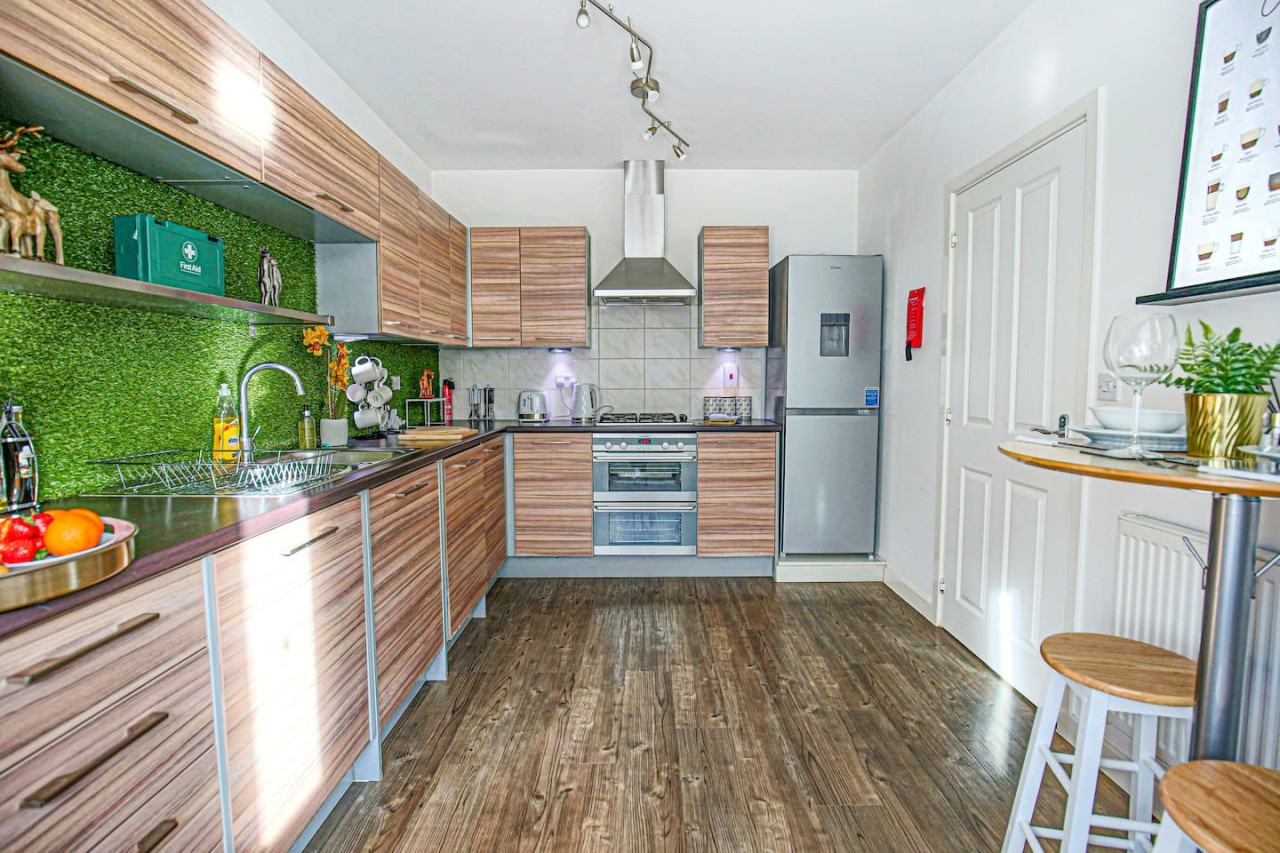 Stylish 4 Bedroom House • Free Parking • Fast Wifi • Smart TV • Garden • Self-Check-In in 88 Fonda Meadows - Property image 22 - VivreStays