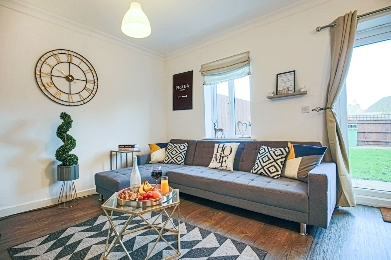 Stylish 4 Bedroom House • Free Parking • Fast Wifi • Smart TV • Garden • Self-Check-In in 88 Fonda Meadows - Property image 19 - VivreStays