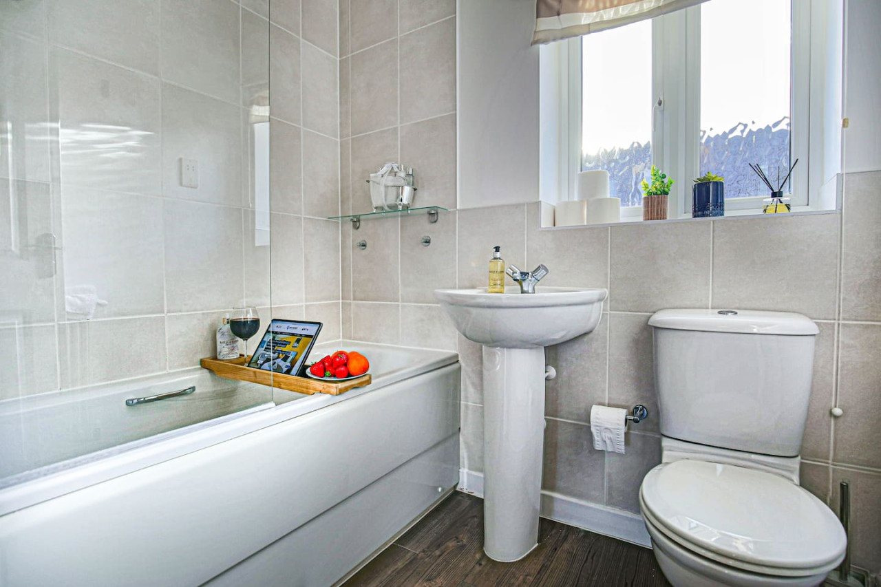 Stylish 4 Bedroom House • Free Parking • Fast Wifi • Smart TV • Garden • Self-Check-In in 88 Fonda Meadows - Property image 15 - VivreStays