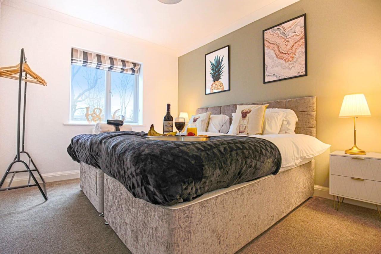 6 Bedroom House • FreeParking • FastWifi • SmartTV in 18 Clifton Moor - Property image 10 - VivreStays